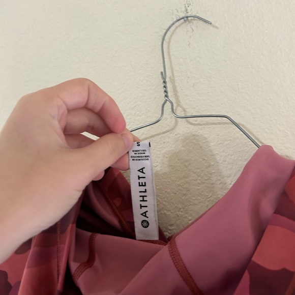 Athleta Pinnacle Cropped Hoodie Mantra Print Red Camo Women’s Size Small Nylon - Picture 9 of 11